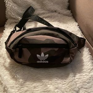 Adidas Fanny pack camo